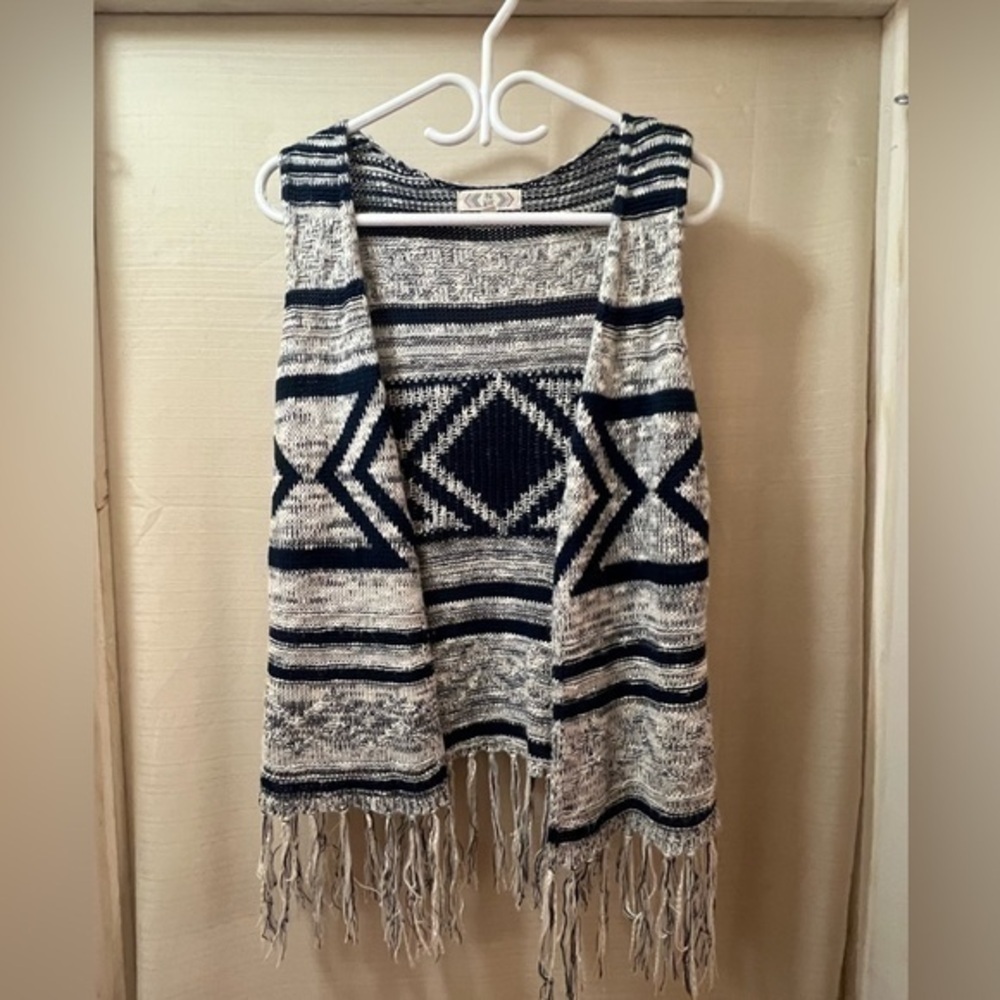 Pink Rose BOGO fringed vest bohemian Aztec womenโs size large summer โซ๏ธ